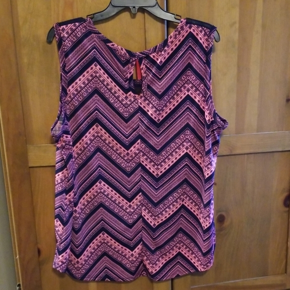 Coral and Navy blue blouse. - Picture 3 of 7